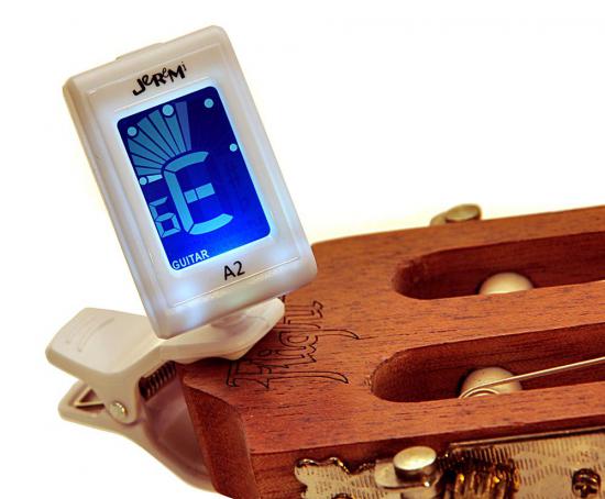Jeremi A2WH - elektroniczny stroik tuner chromatyczny do gitary, basu, ukulele, skrzypiec