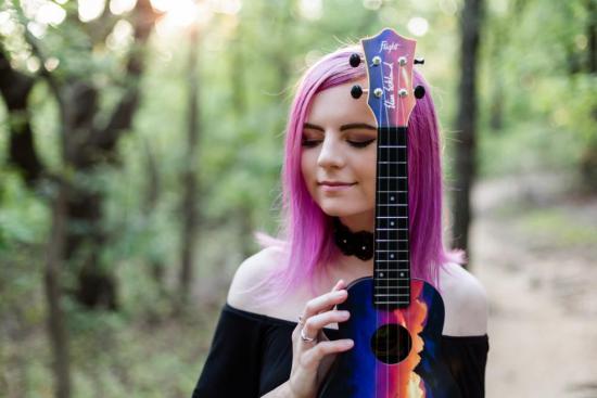 Flight TUS-EE SUNSET Elise Ecklund Signature - ukulele sopranowe z pokrowcem z serii TRAVEL