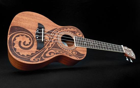 Oscar Schmidt OU 2 TAT (N) - Ukulele koncertowe z mahoniu z tradycyjnym hawajskim ornamentem