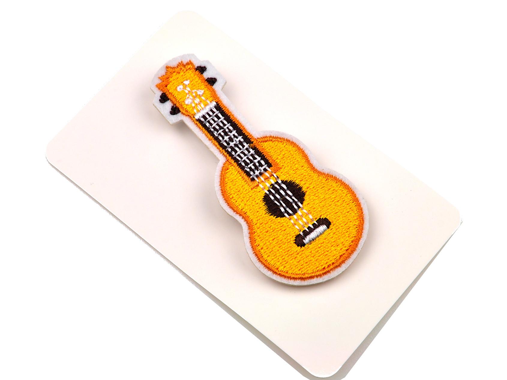 Przypinka ukulele AS-007 Żółta - Ręcznie wykonana z zaczepem agrafkowym